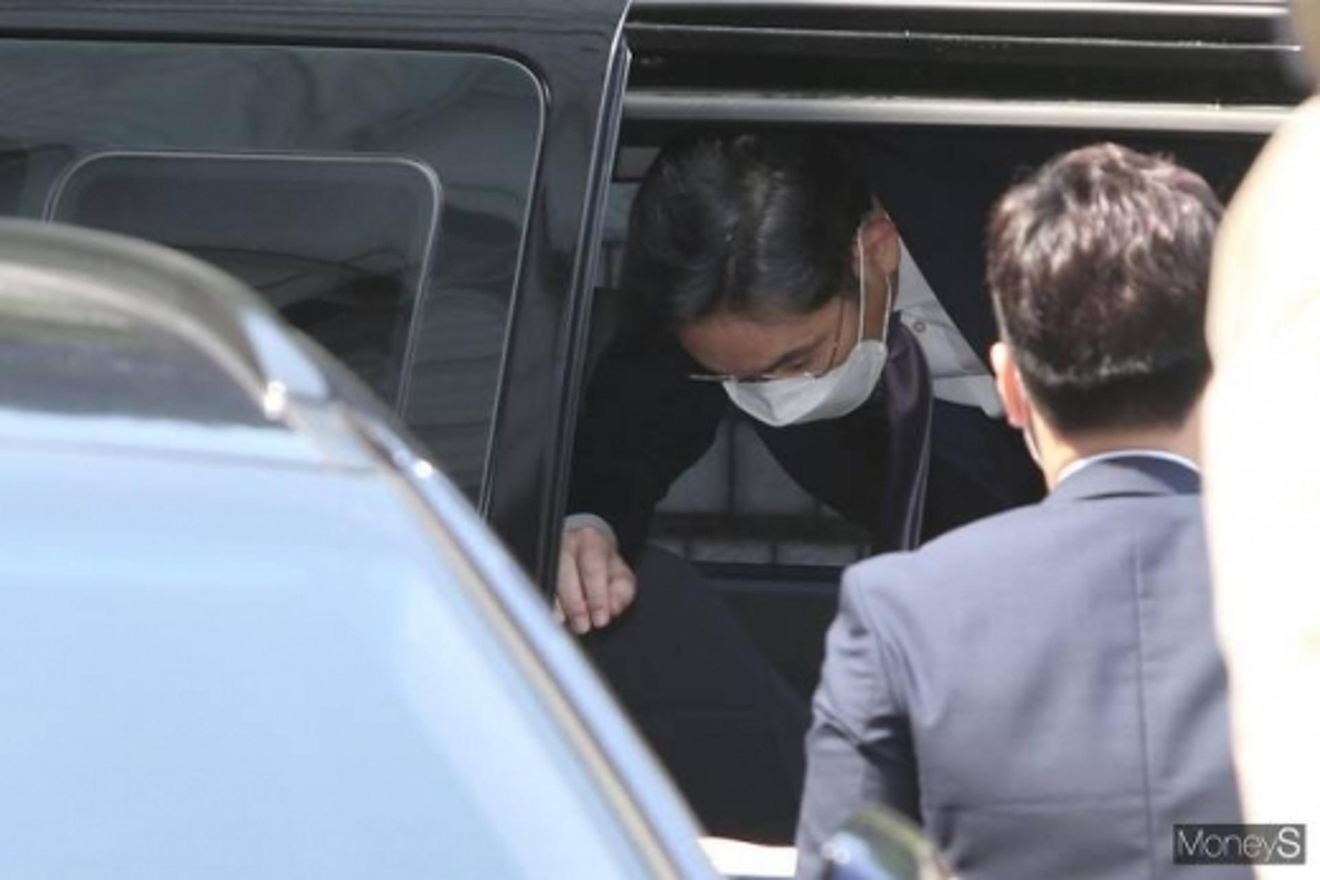 구속 면한 이재용, 소감 묻자 “늦게까지 고생하셨습니다”