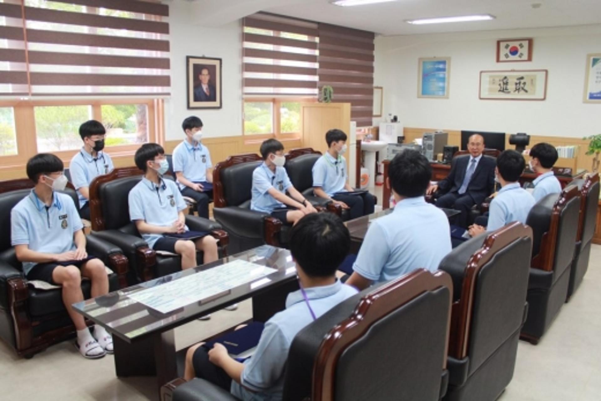 학교법인 죽호학원, 산하 고교 신입생에 장학금 전달