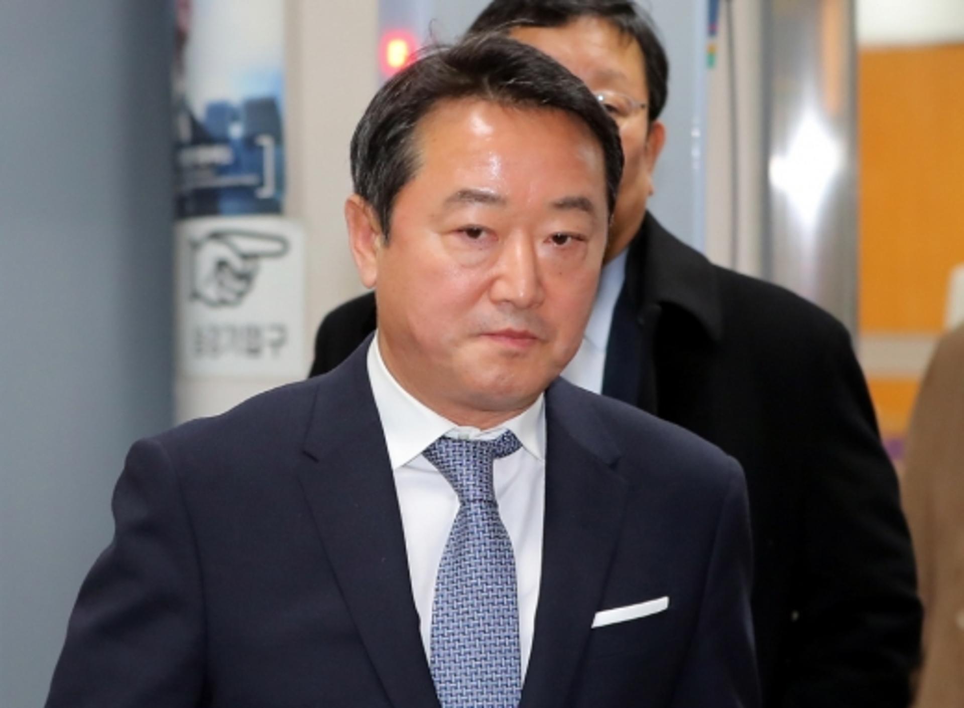 검찰, '인보사 의혹' 이웅열 전 코오롱 회장 소환 조사