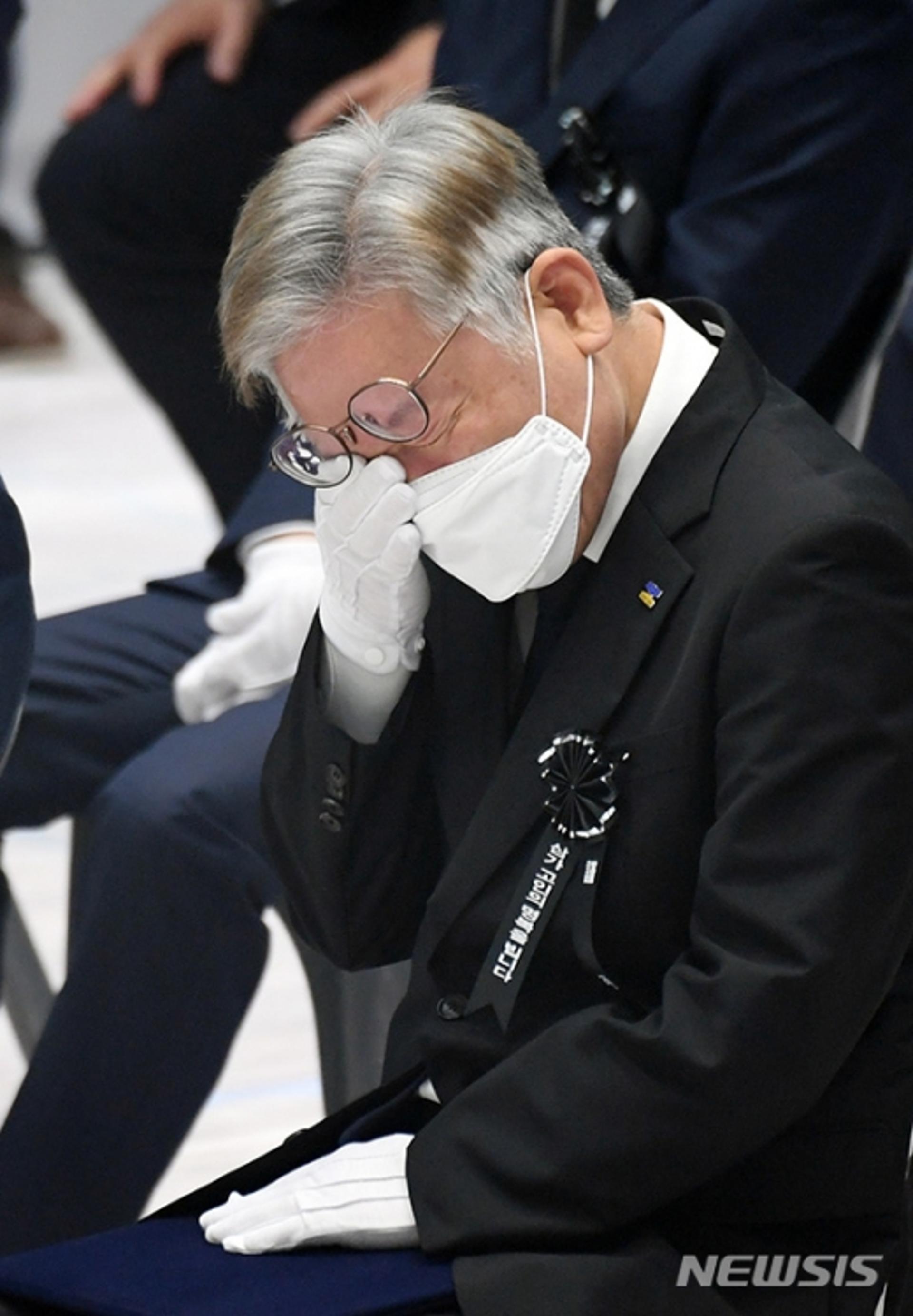 이천참사 영결식에 눈물 훔친 이재명 "더이상 억울한 죽음 없어야"