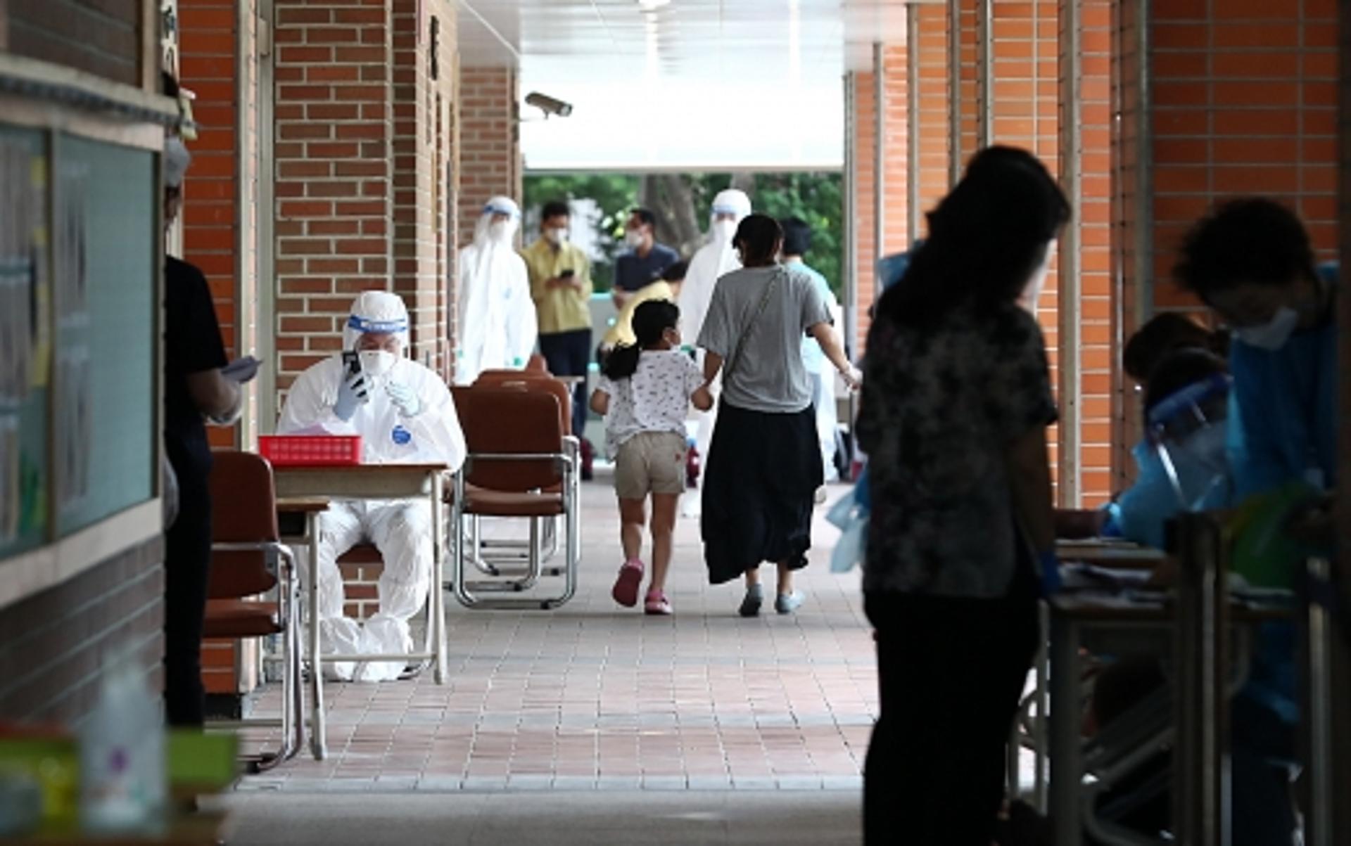 한숨 돌린 서울 묵현초… 코로나19 확진자 같은반 학생·교사 53명 전원 음성