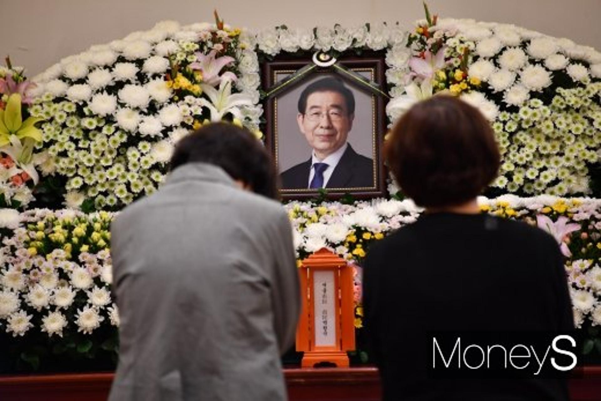 '박원순 고소' 비서 가짜사진, SNS에 유포… 서울시 "법적대응"