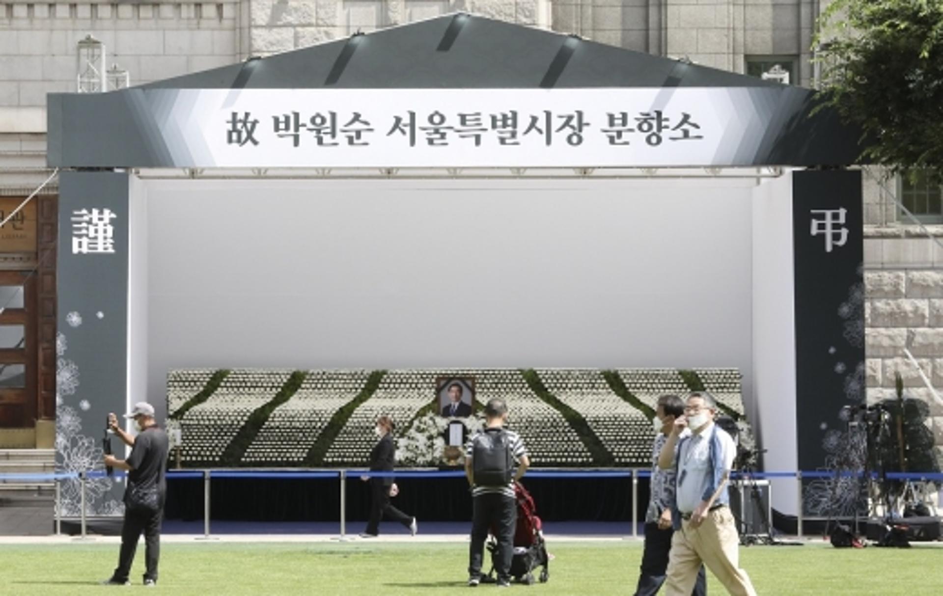 박원순 분향소, 서울광장에 추모행렬… "13일 밤 10시까지"
