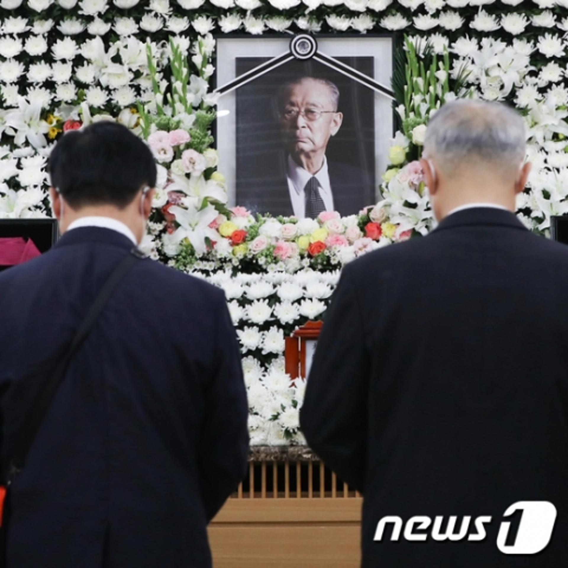 국방부 "대전현충원 안장, 백선엽 장군 유족과 협의"