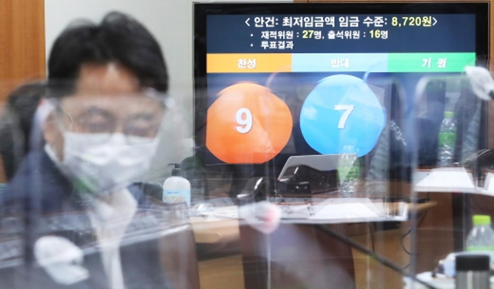 최저임금 1.5% 인상에 使 “아쉽지만 수용” vs 勞 “사망 선고”