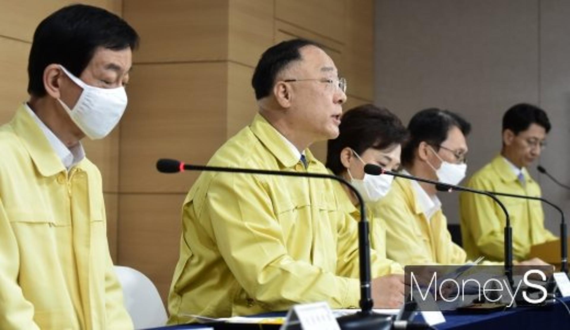정부 그린벨트 ‘엇박자’… 홍남기 “해제 검토” VS 박선호 “그런 일 없다”