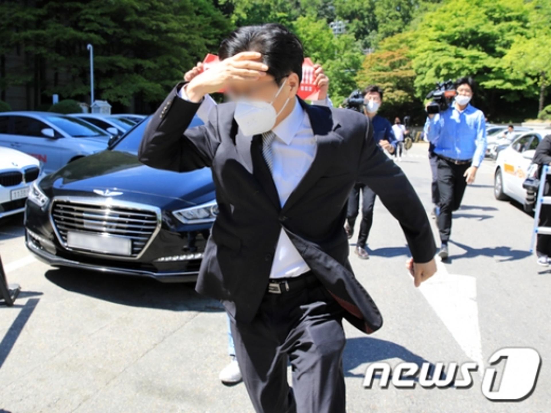 '수사관 성추행' 前 검사 측 "자녀에 영향, 신상공개만은…"