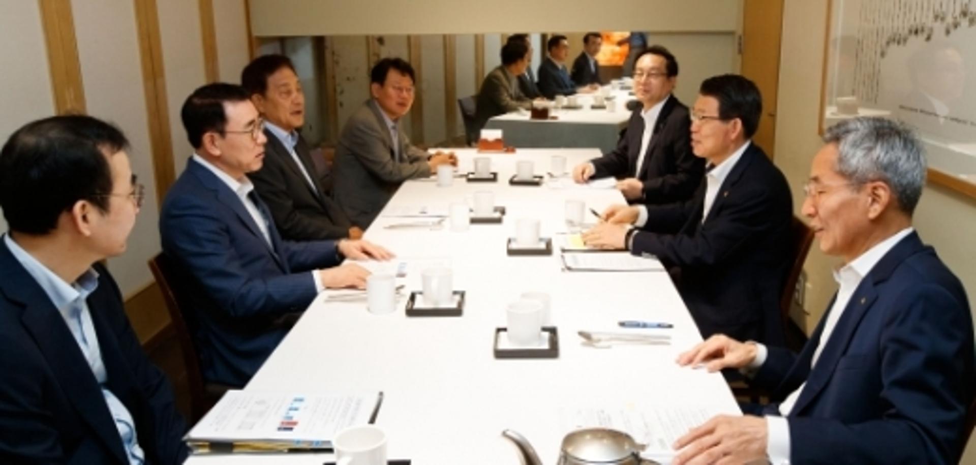 은성수, 5대 금융지주 회장과 회동… '코로나19 대출만기 재연장' 요청