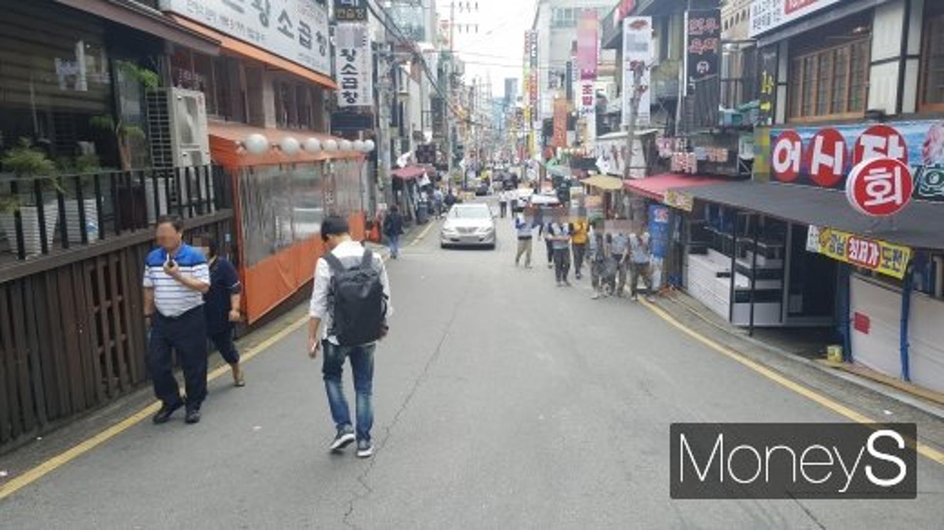 코로나19로 꽁꽁 얼어붙은 상권… '음식점 개업' 줄었다