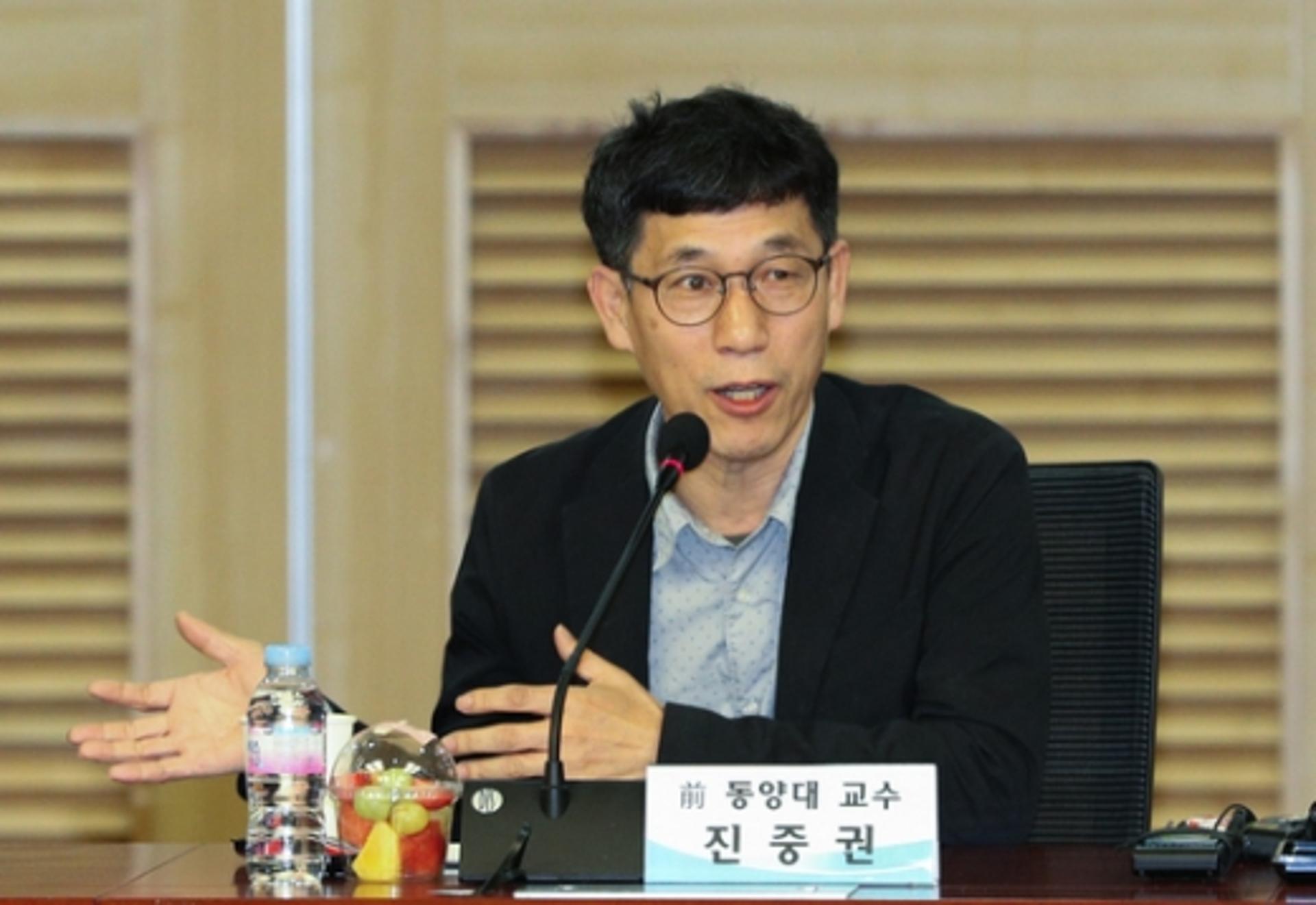 진중권 "추미애 장관 해임해야… 음모론에 지휘권 활용"