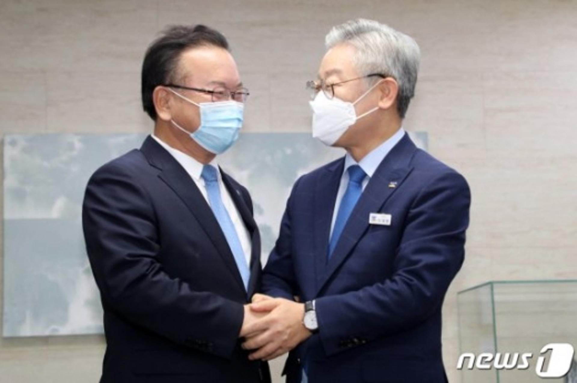 이재명, 김부겸 만나 "노무현의 길… 그 꿈 잘 피우면 좋겠다"