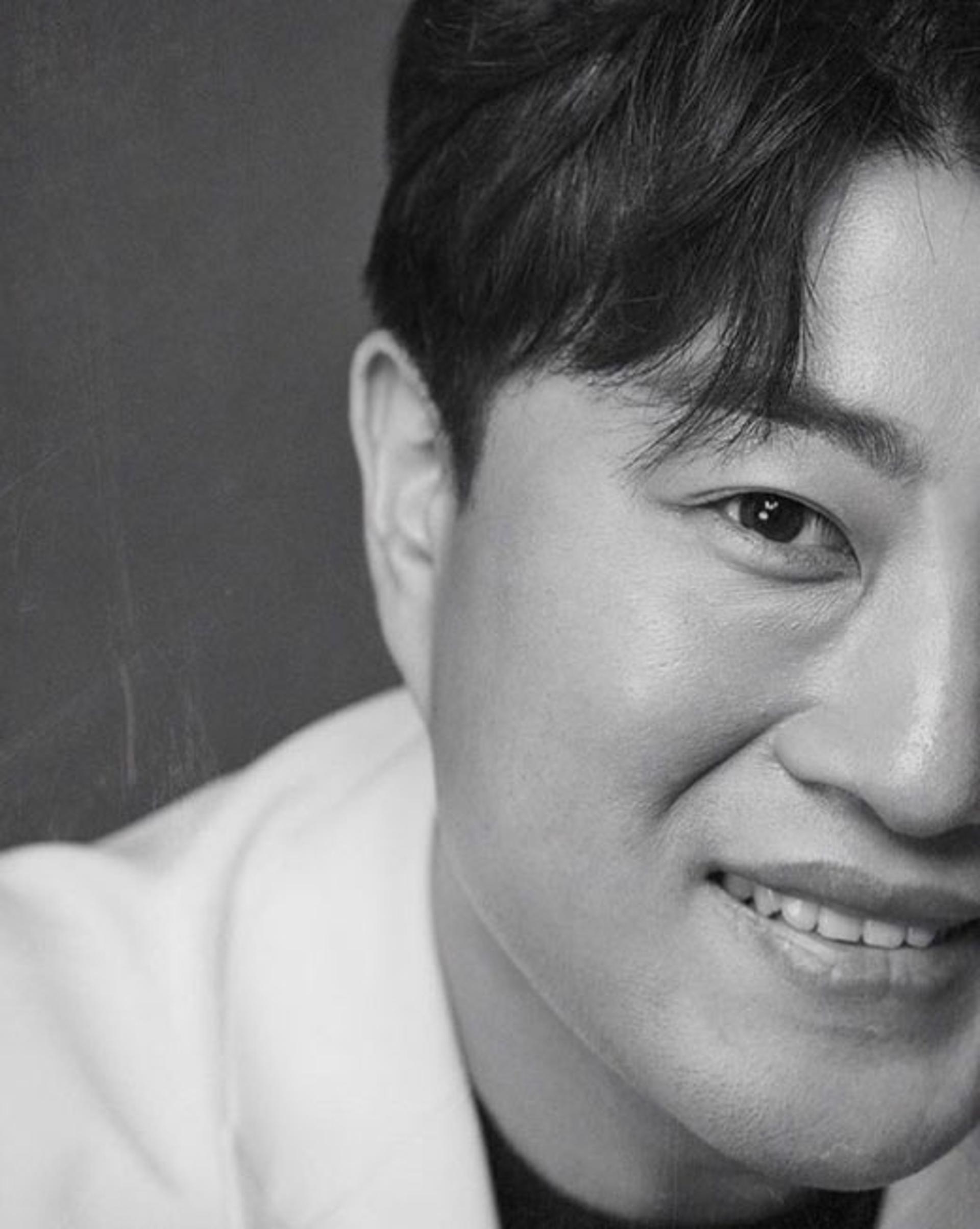 "역시 트바로티" 김호중 흑백사진, 카리스마 '뿜뿜'