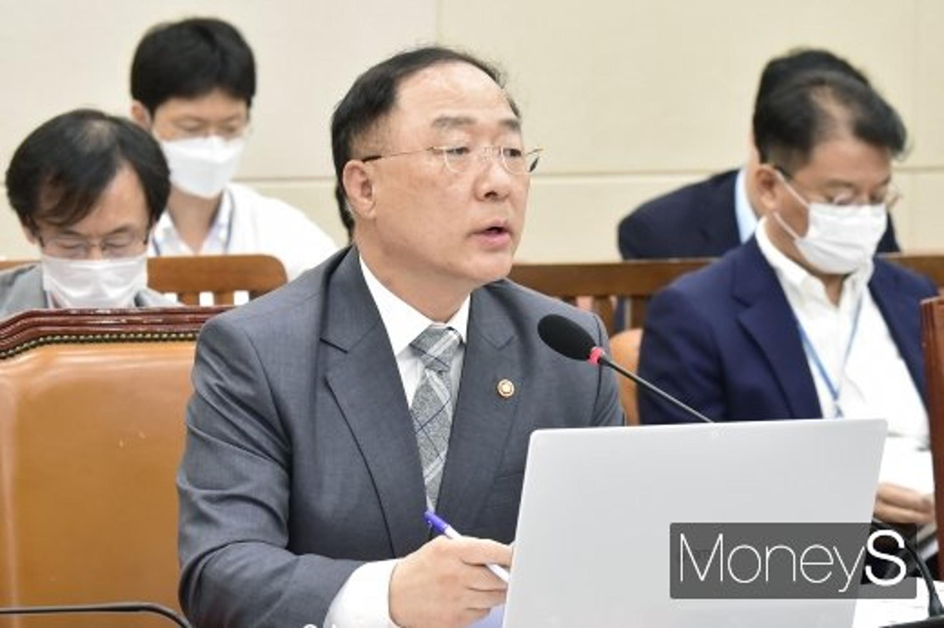 홍남기 “용적률 제한 완화하고 신규 택지 발굴 논의”
