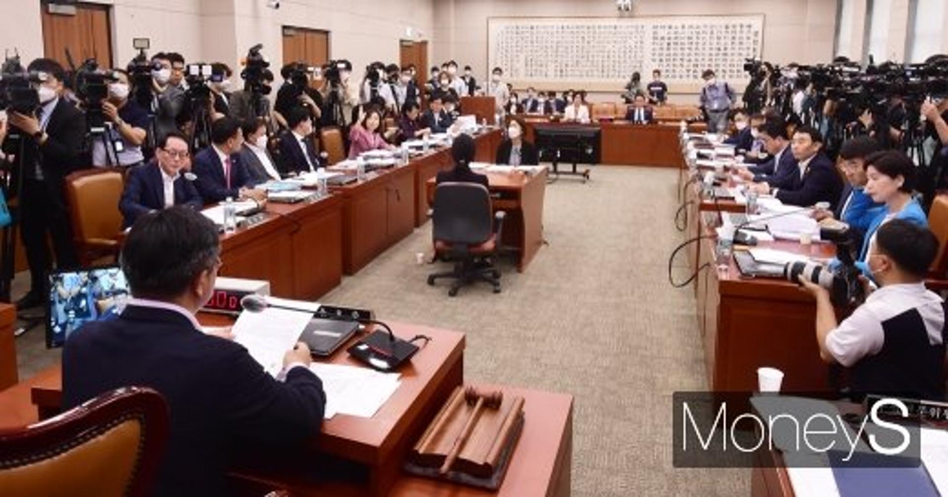 ‘2+2년 5%’ 임대차3법 법사위 통과… 야당은 또 퇴장