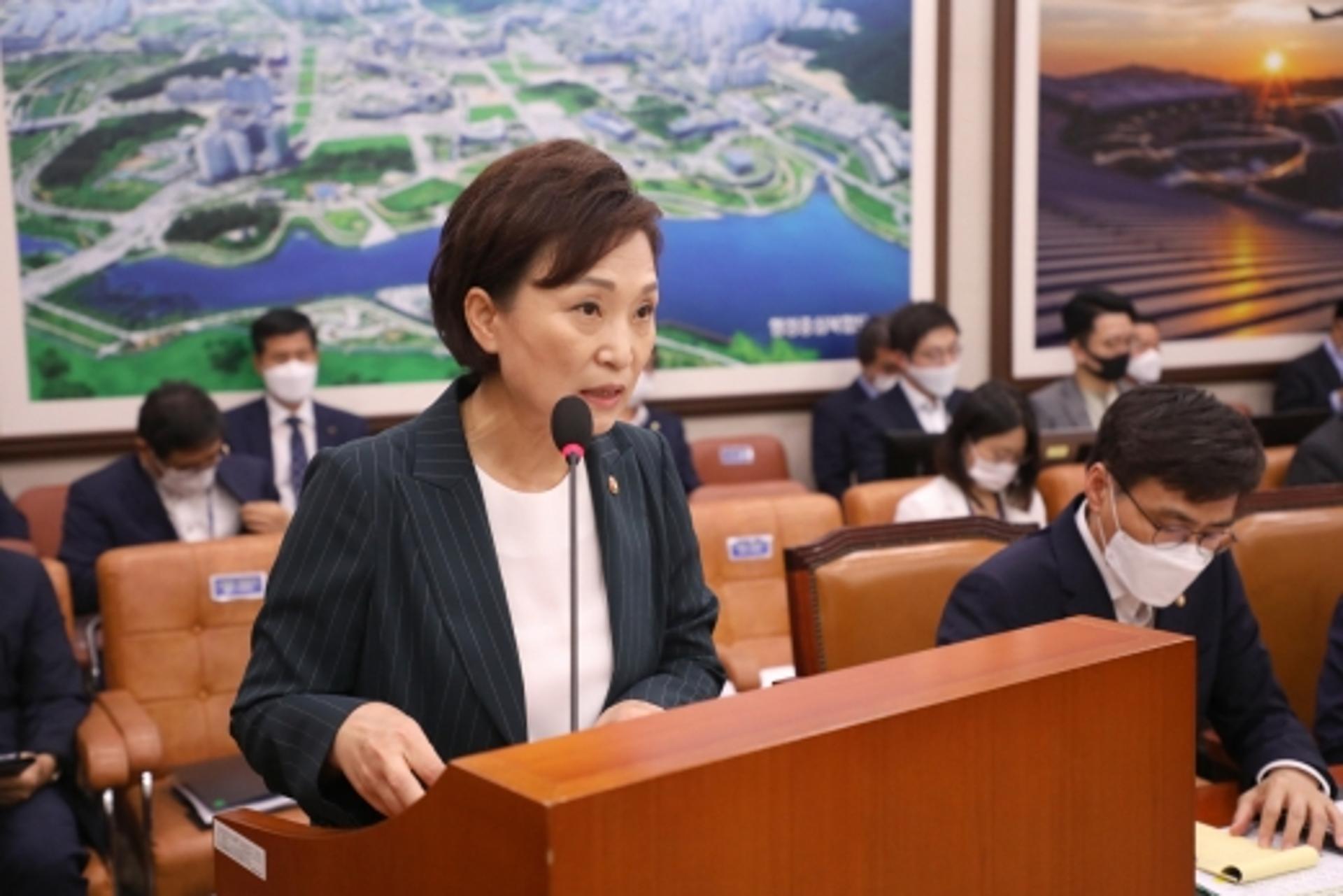 김현미 “중저가주택 재산세 인하 방안, 공시가 현실화 로드맵에 담는다”