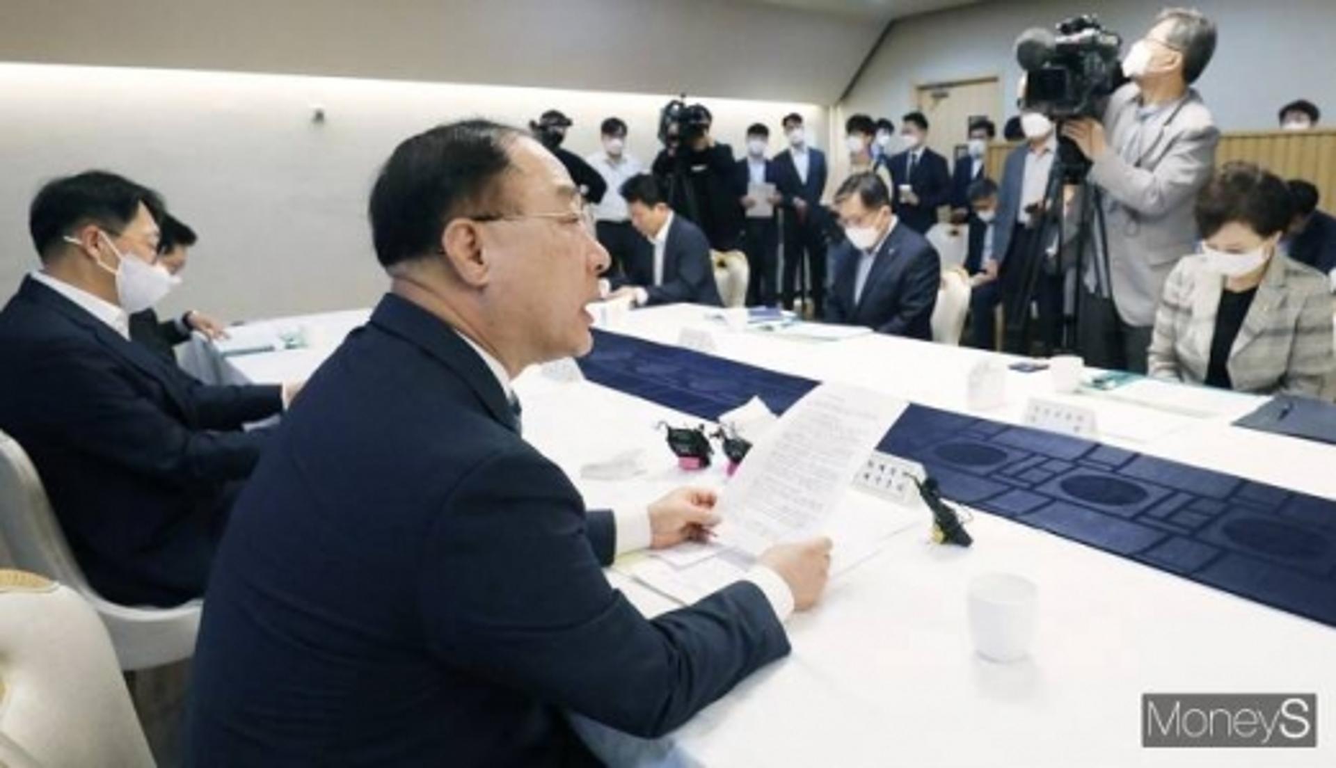 홍남기 부총리 “9억 이상 고가주택 자금출처 의심거래 상시조사” (상보)