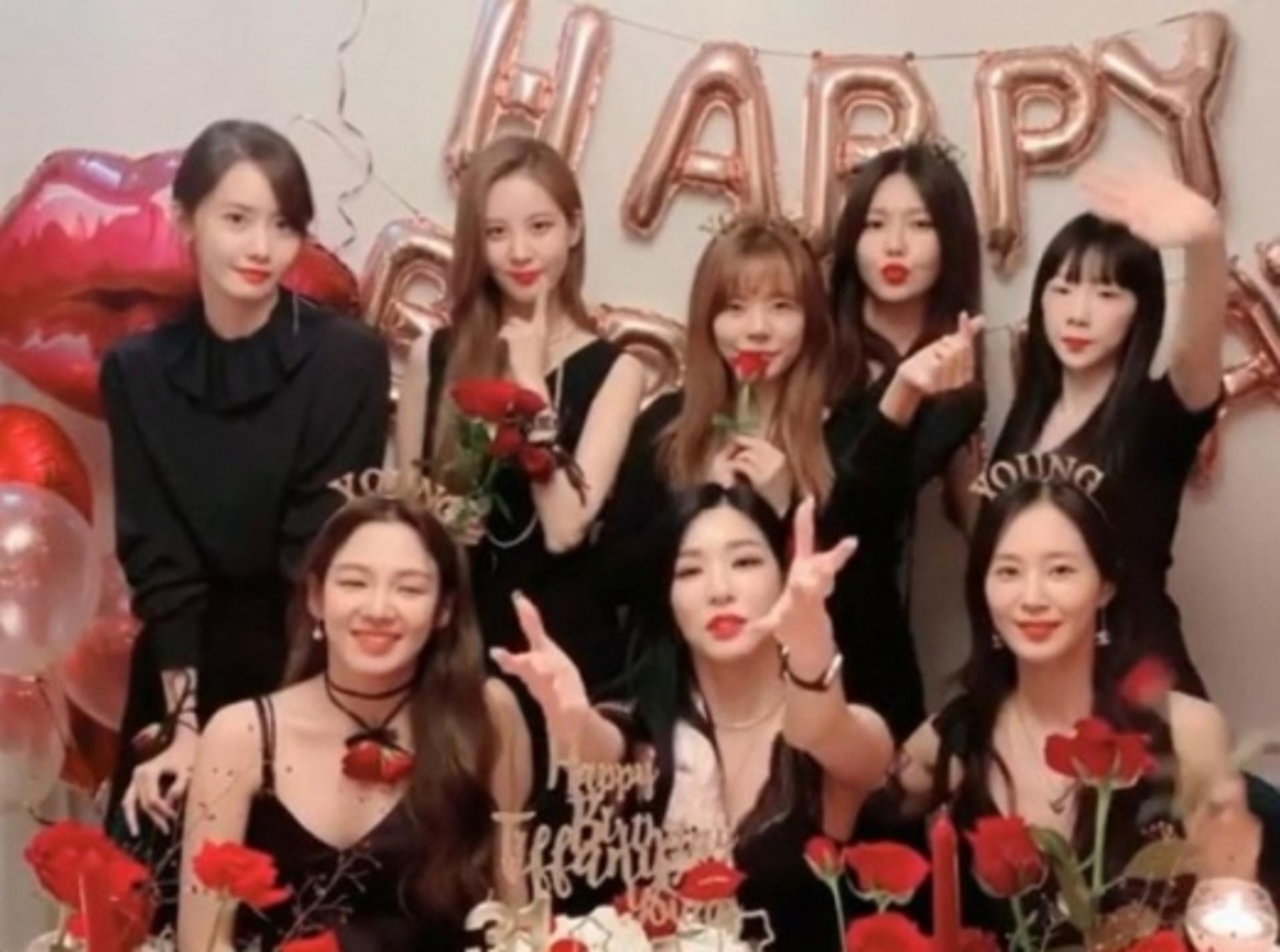 '13주년' 소녀시대 완전체 회동… "여신들의 만남"