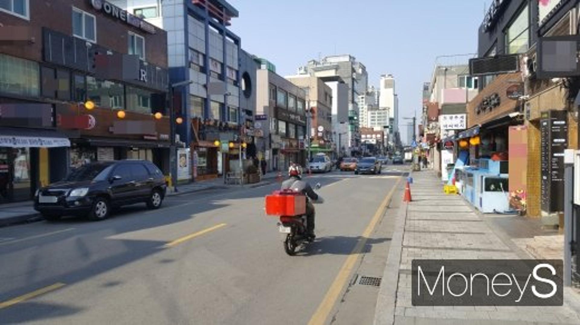 방배동 카페 골목, 유동인구 잠잠… 사실상 ‘먹자골목’ 탈바꿈