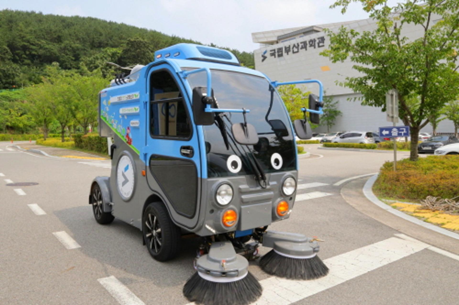국립부산과학관, 국내 과학관 최초 전기 노면청소차 도입