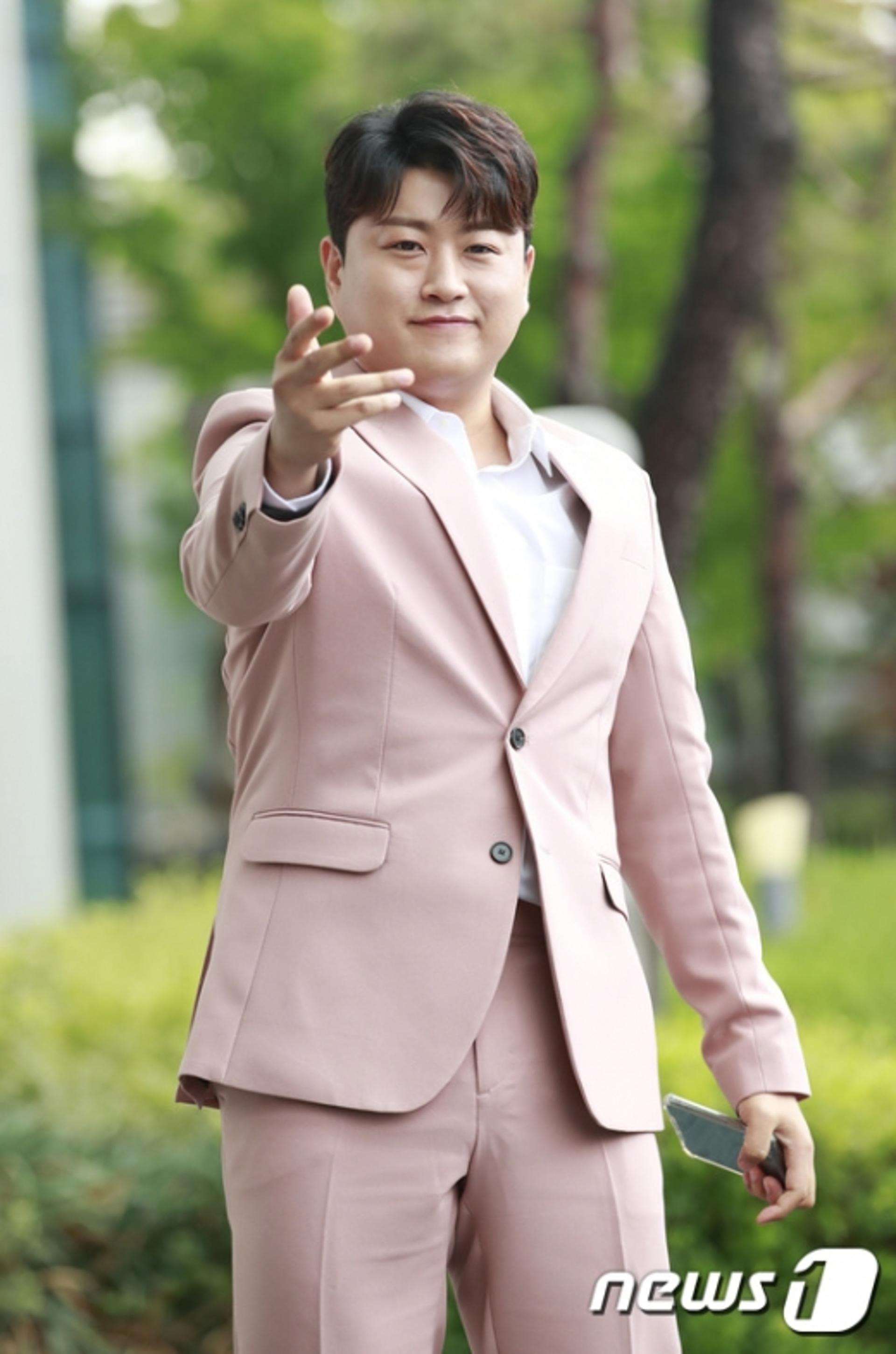 "허위사실 유포" 김호중, 前여자친구 아버지 고소