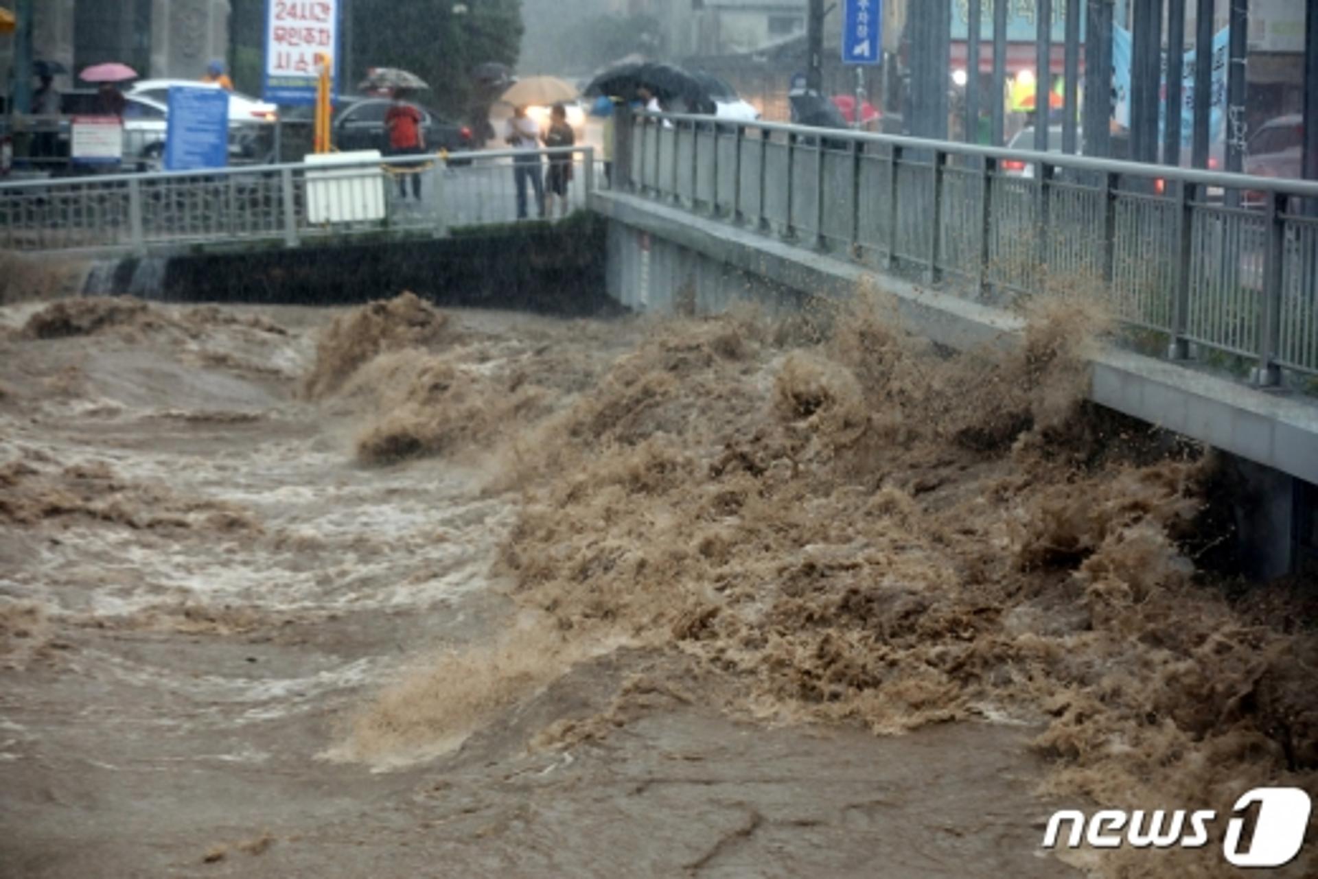 광주 월곡천교 물에 잠겼다… 광주역 열차운행 전면 중단