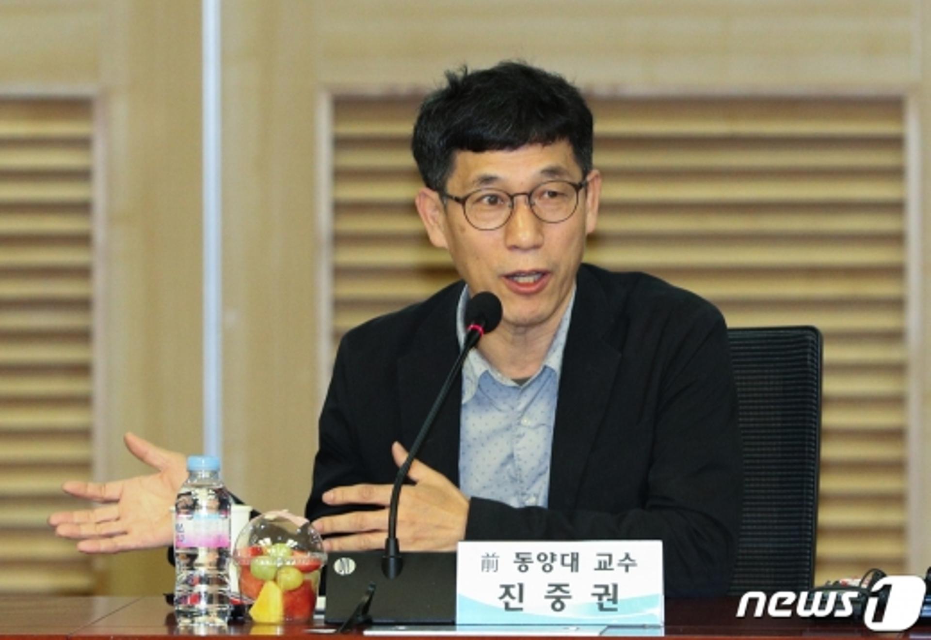 진중권 "공직은 짧고 집값은 길다"… 청와대 참모진 사표 비난
