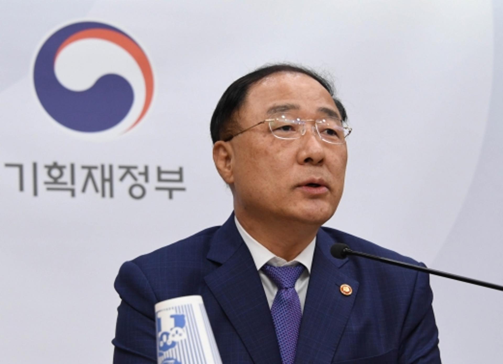 홍남기 "10월에 중저가주택 재산세 인하 방안 나온다"