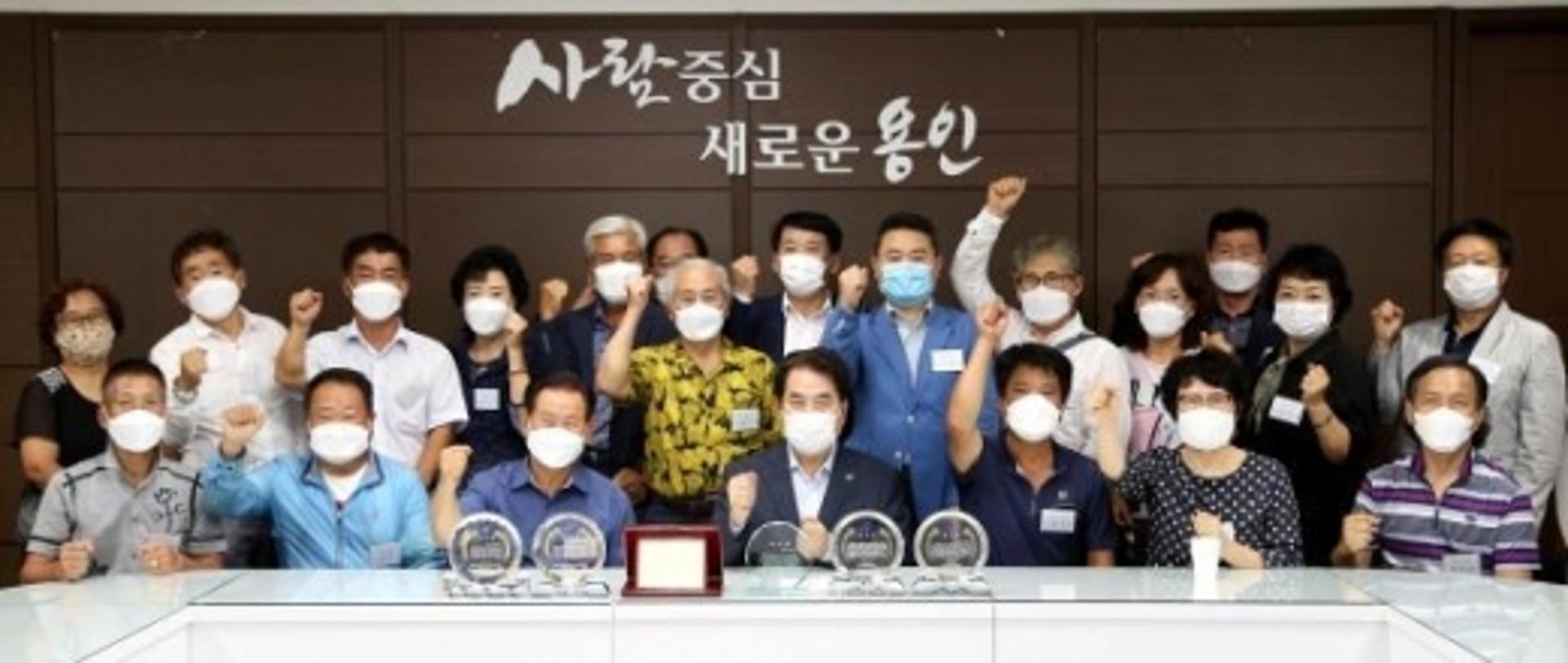 용인 도시가스 공급 7개 마을 주민 백군기 시장에 감사패