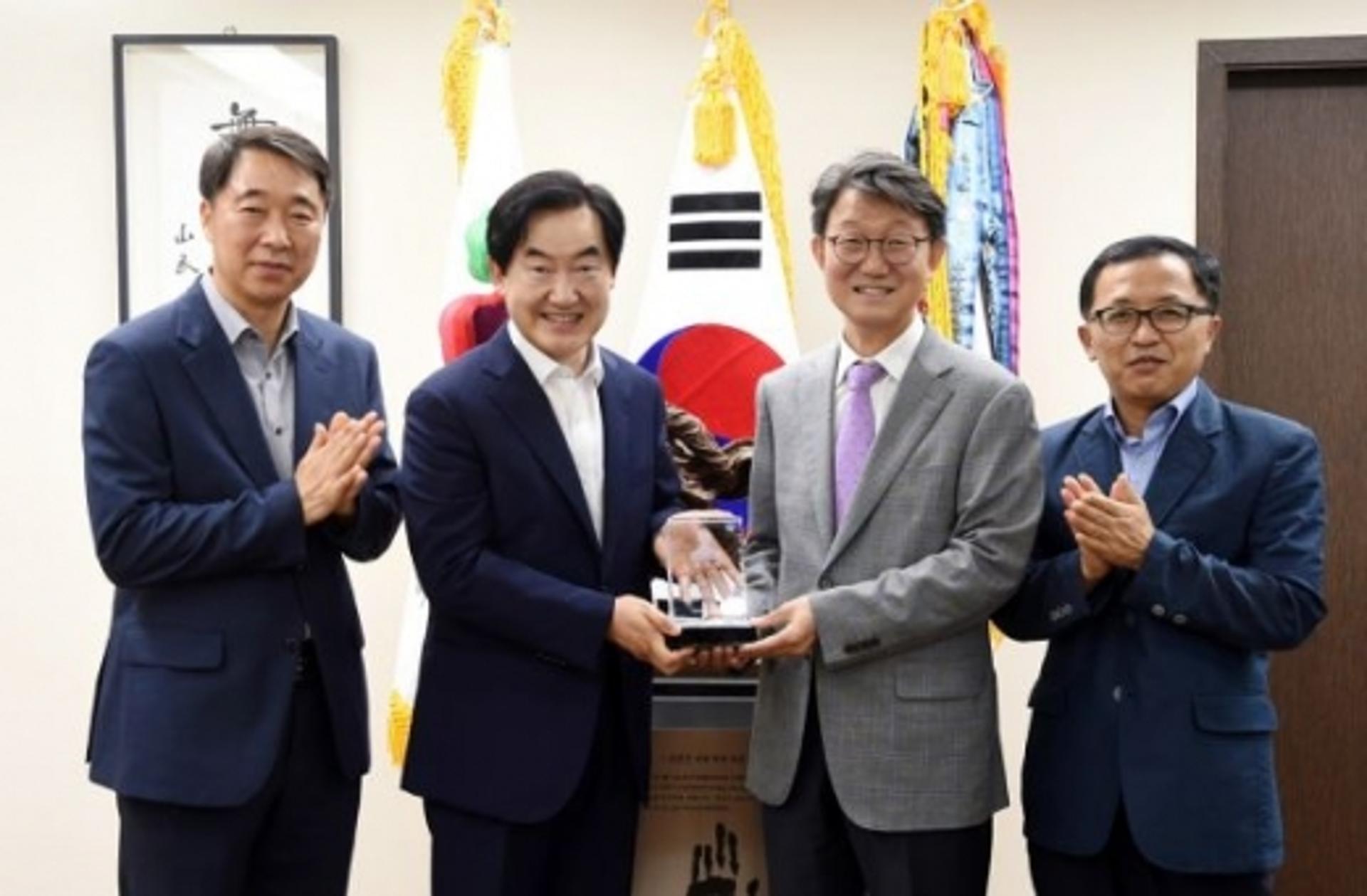 안병용 의정부시장, 정호식 MBC 부사장에 감사패 전달