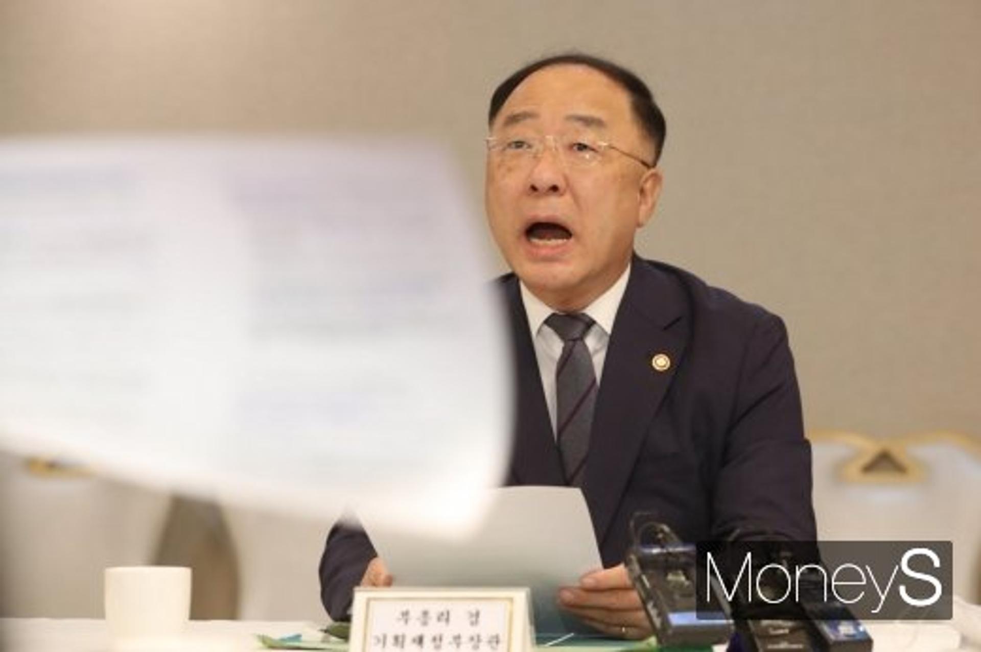 홍남기 “전·월세 전환율 낮출 것… 이상 매매 기획 조사”(종합)