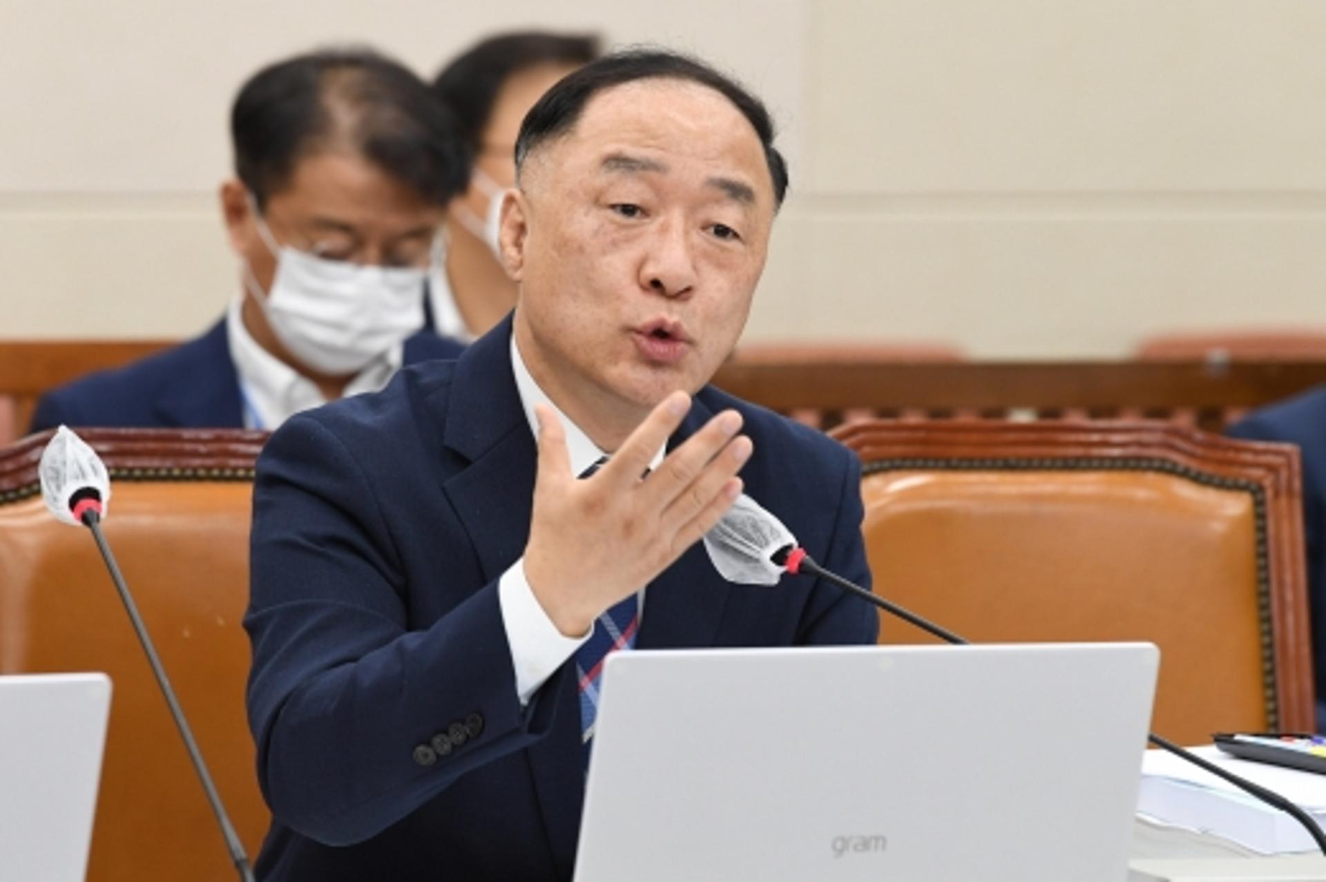 홍남기 “패닉바잉 진정세… 앞으로 1년 동안 매물 쏟아진다”