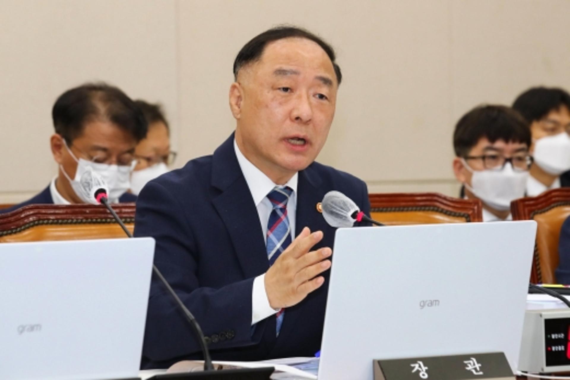 홍남기 “시간 지나면 전셋값 떨어지는 정책 효과 나타날 것”