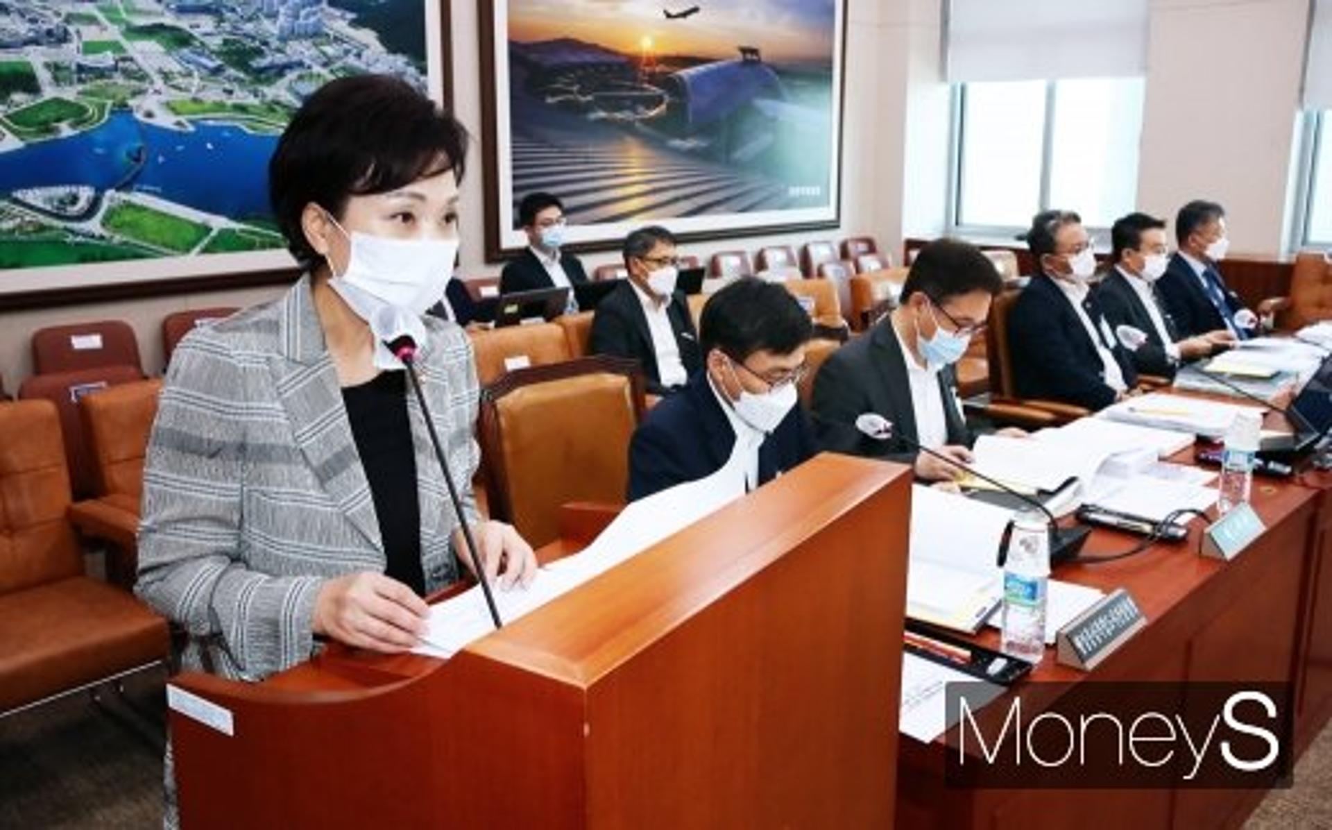 김현미 “30대 아파트 ‘영끌 매입’ 안타깝다”