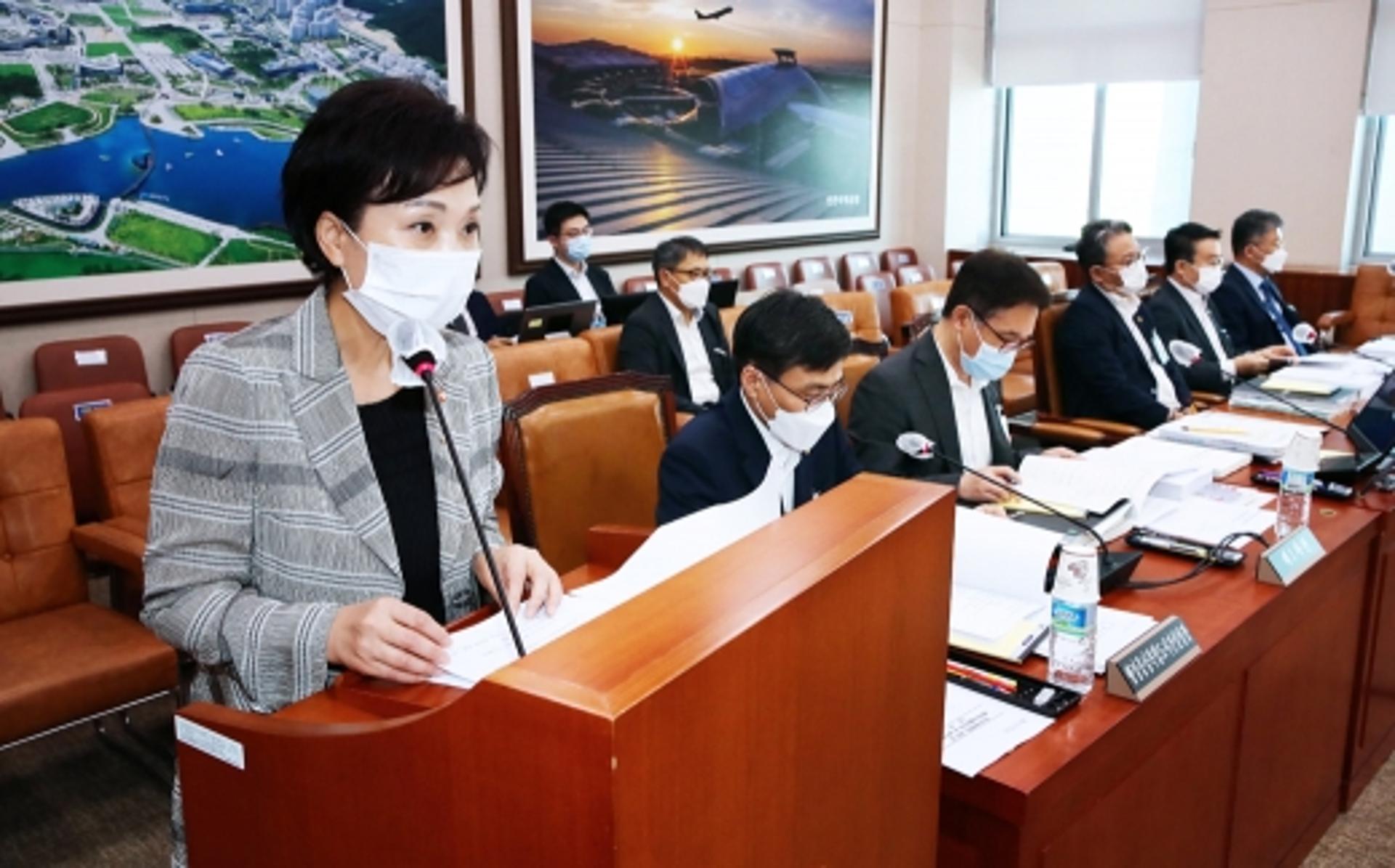 외국인 부동산 투기 심각… 김현미 “실거주 의무 등 검토”