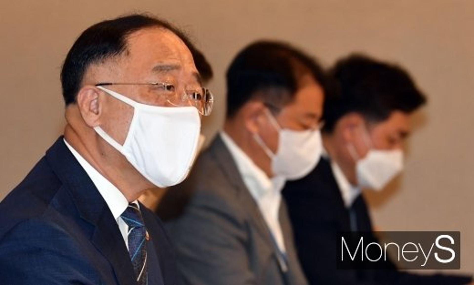 홍남기, 코로나 재확산에 "대출 만기연장, 이자상환 유예 결의"