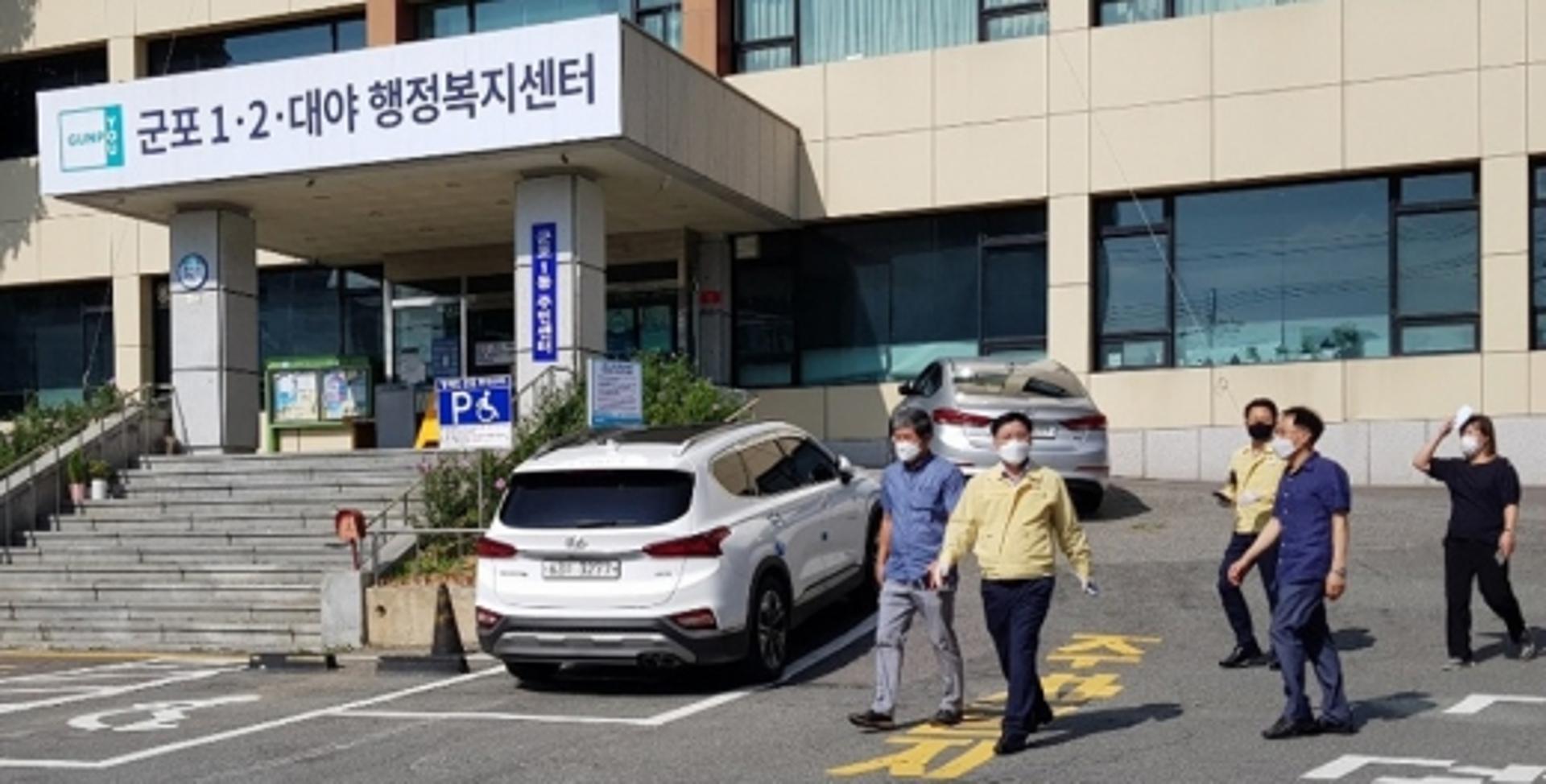확진자 발생으로 폐쇄된 군포1동 주민센터 하루 만에 정상화