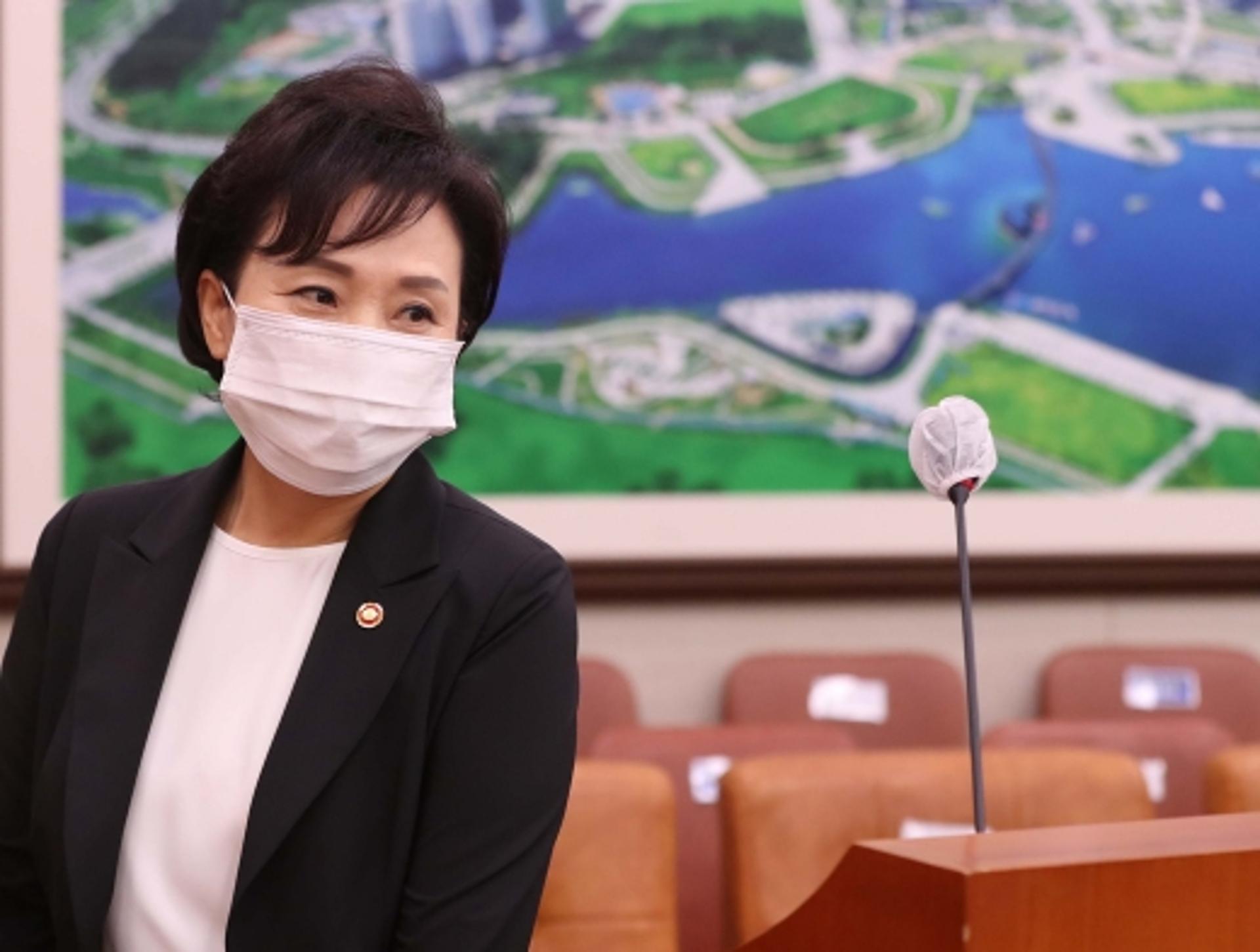 김현미 “서울 집값 상승세 멈췄다… 거품 꺼질 것”