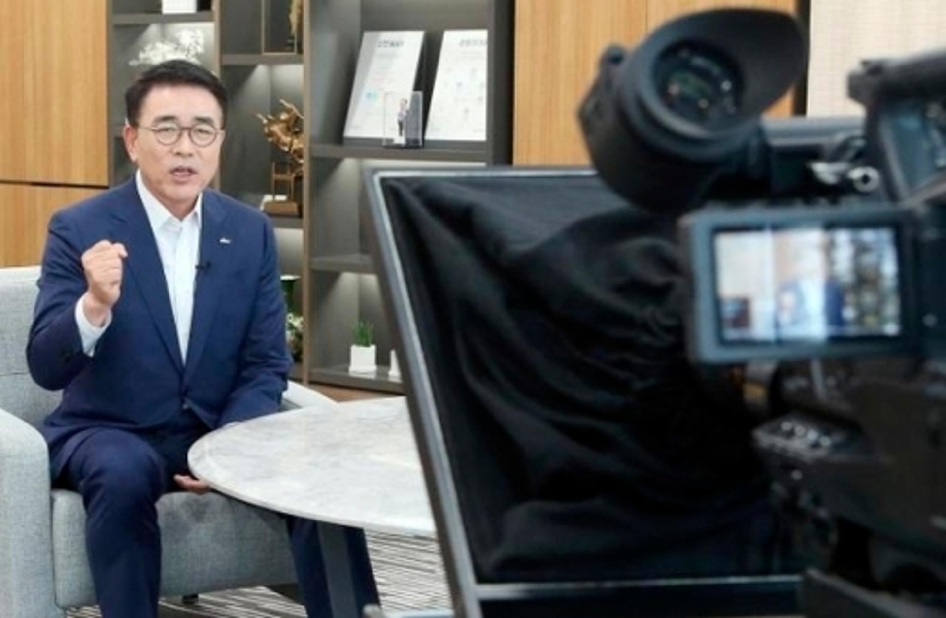 조용병 회장 "창립 19주년, 바뀌지 않으면 죽는다는 각오"