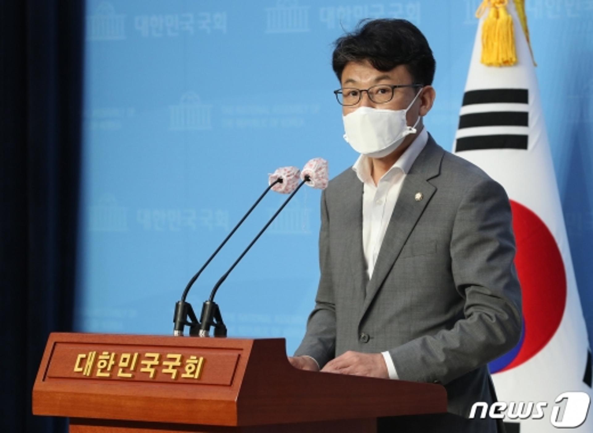 홍남기, 이재명 "책임 없는 발언" 지적에…민주당 의원들도 '부글부글'