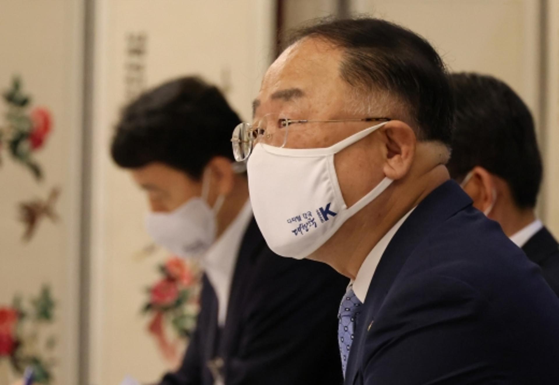홍남기 “서울 집값 상승세 사실상 스톱… 부동산대책 효과”