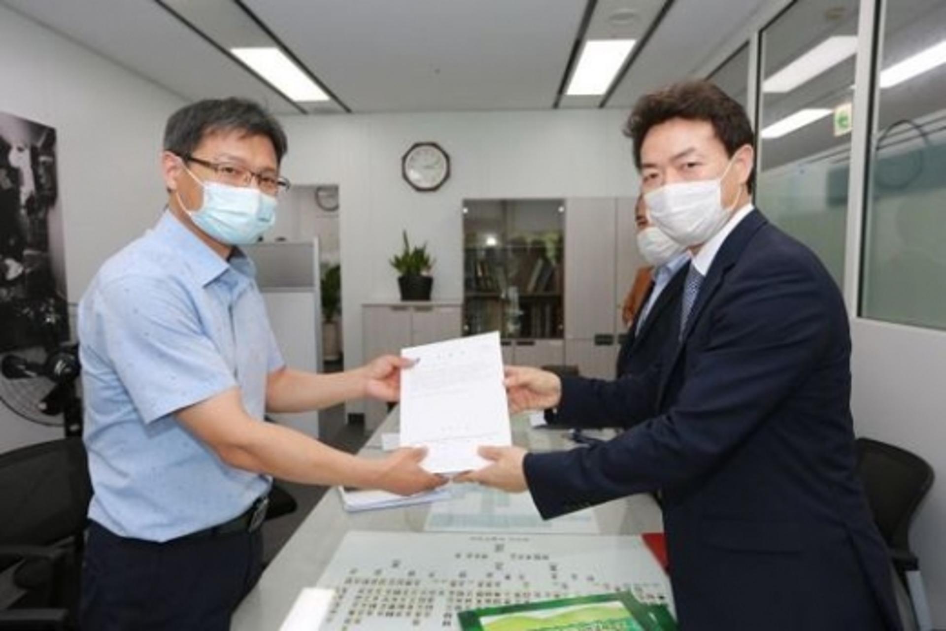 김종천 과천시장, 국토교통부에 시민 서명 전달… 임대 주택 공급·GTX 관련