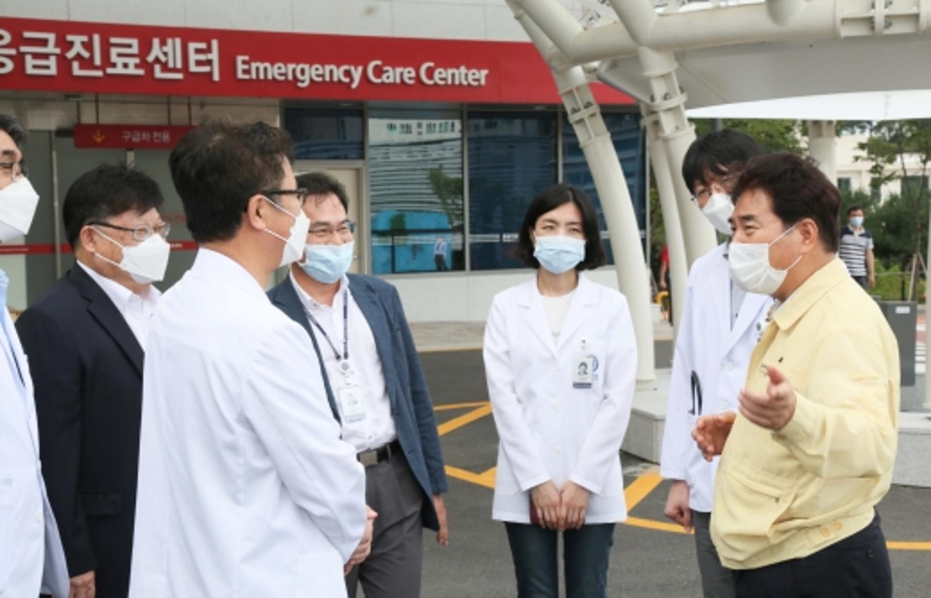 백군기 용인시장, 선별진료 의료기관 4곳 격려 방문
