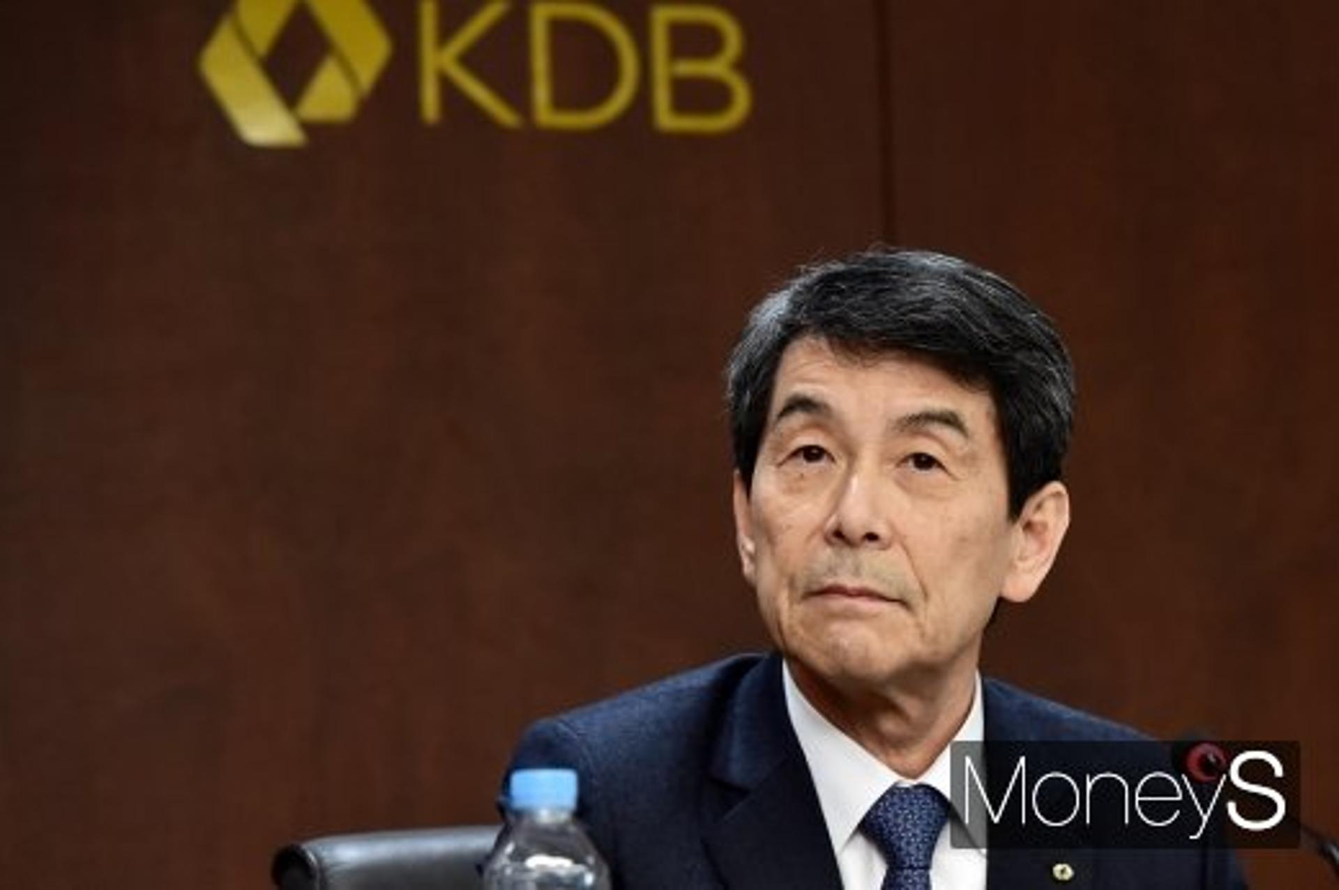 '구조조정 해결사' 이동걸, 오늘 연임 결정… 네번째 기록 세울까