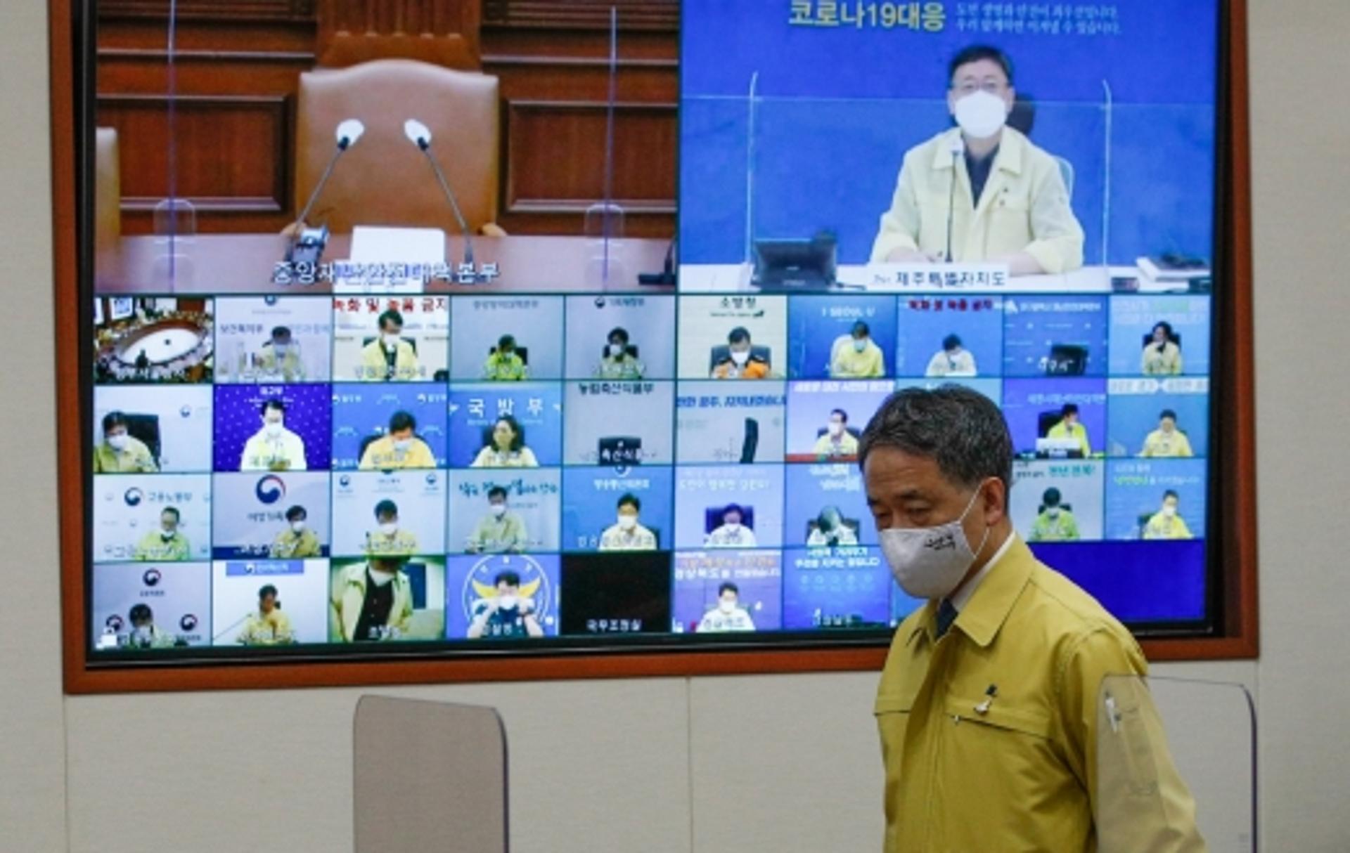 박능후 “확진자 꺾이지 않아… 대면 접촉 자제” 호소
