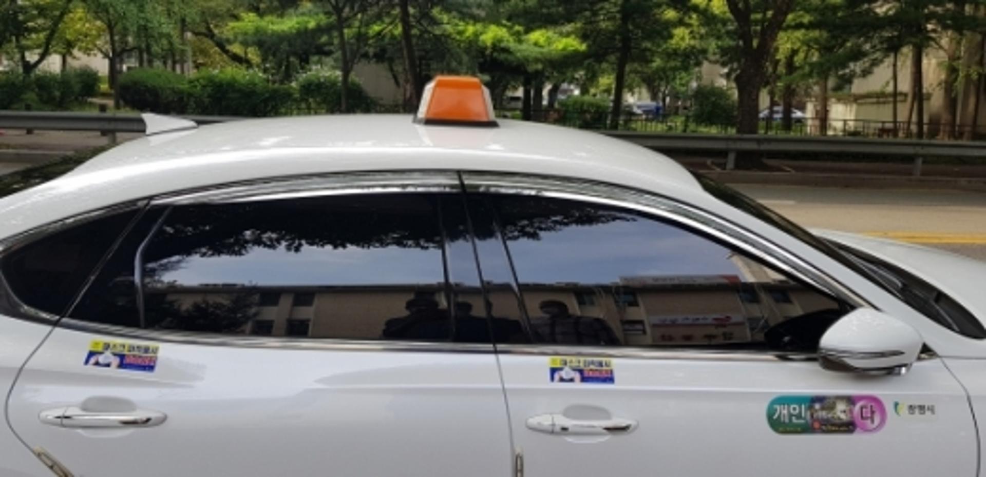 "마스크 미착용시 탑승 금지"… 광명시 택시, 스티커 부착