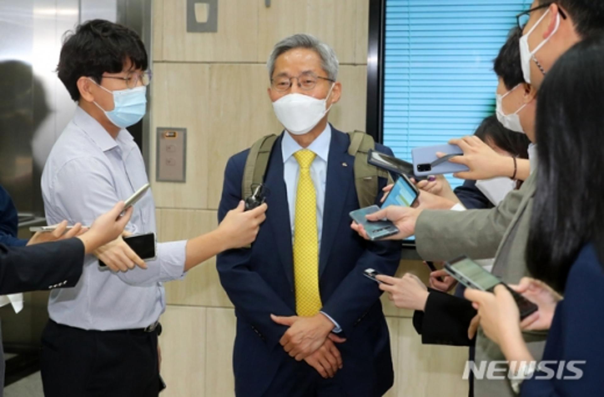 '백팩 멘 회장님' 윤종규, 3연임 성공 "빅테크 경쟁서 KB 강점 발휘"