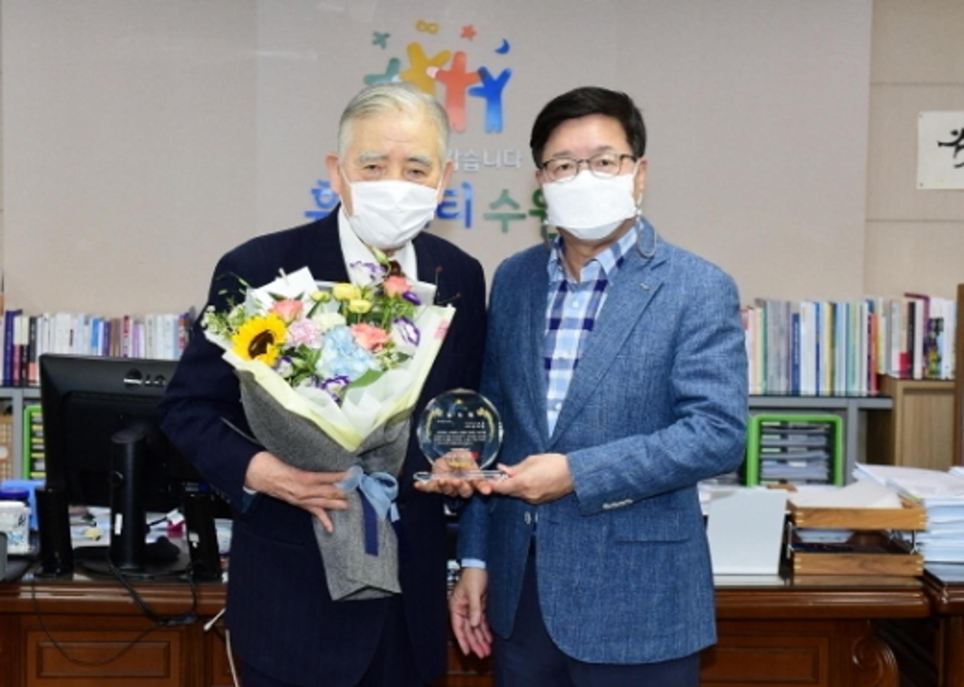 염태영 수원시장, 김이환 이영미술관 관장에 감사패 전달