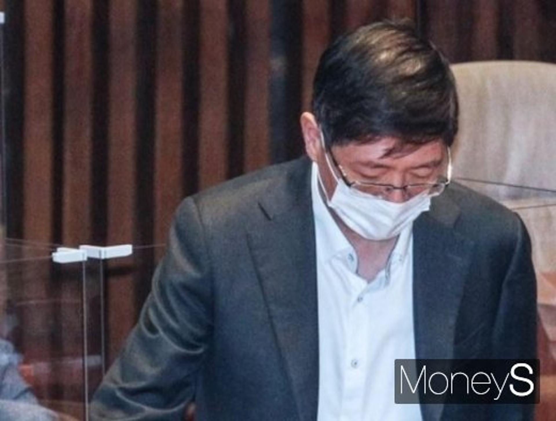 김홍걸 "출당 무겁게 수용"… 야당 "윤미향은 왜 말 못해?"