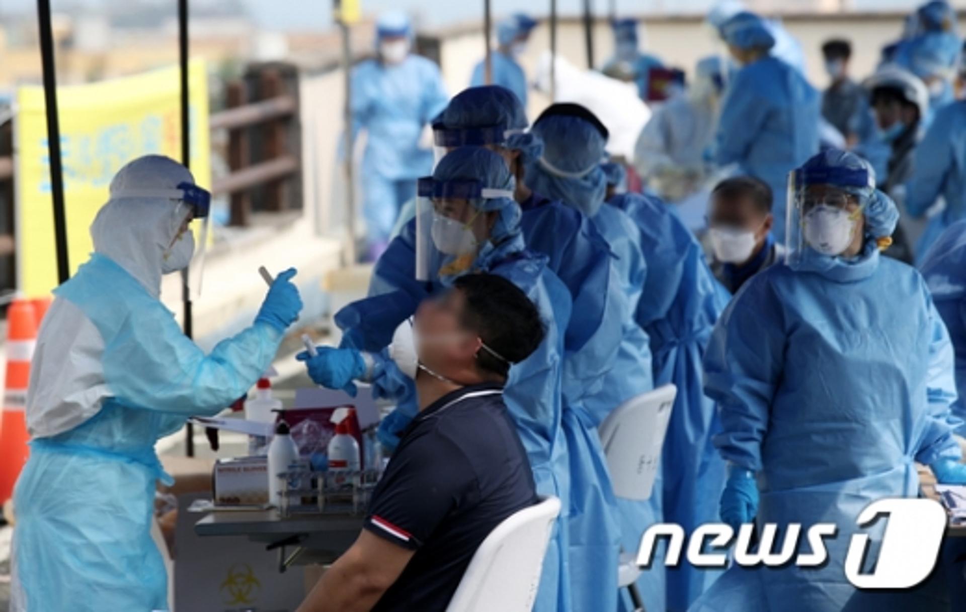 비수도권 '감염경로 불명' 우려… '2단계 거리두기' 연장 발표