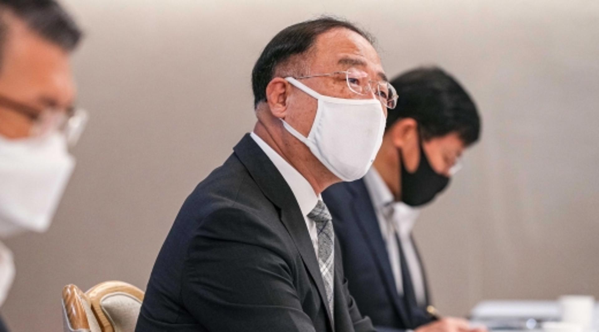 홍남기 “서울 아파트값 상승세 멈췄다”